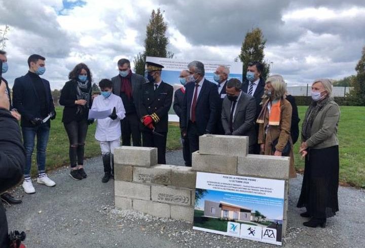 Pose de la 1ère pierre COTTAGES IESB CHAROLLES